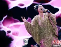 娱乐头条网龚琳娜首秀北京草莓音乐节 以传统意蕴融合现代音乐