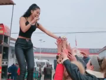 一大群人抢小姐姐糖果,人潮涌动抢小姐姐甜蜜瞬间
